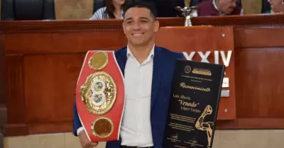Reconocimiento al campe�n mundial peso pluma "El Venado" L�pez