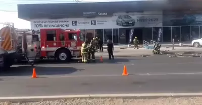 Incendio en agencia de autos