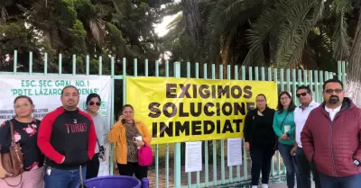 Padres de familia analizan la opci�n de tomar la Escuela Secundaria General n�me
