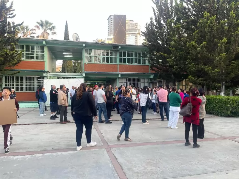 Padres de familia analizan la opci�n de tomar la Escuela Secundaria General n�mero 1