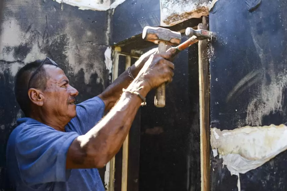 Reconstruirn hogar de compaero tras incendio