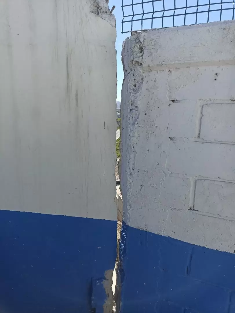 Deslave que afecta a escuela primaria
