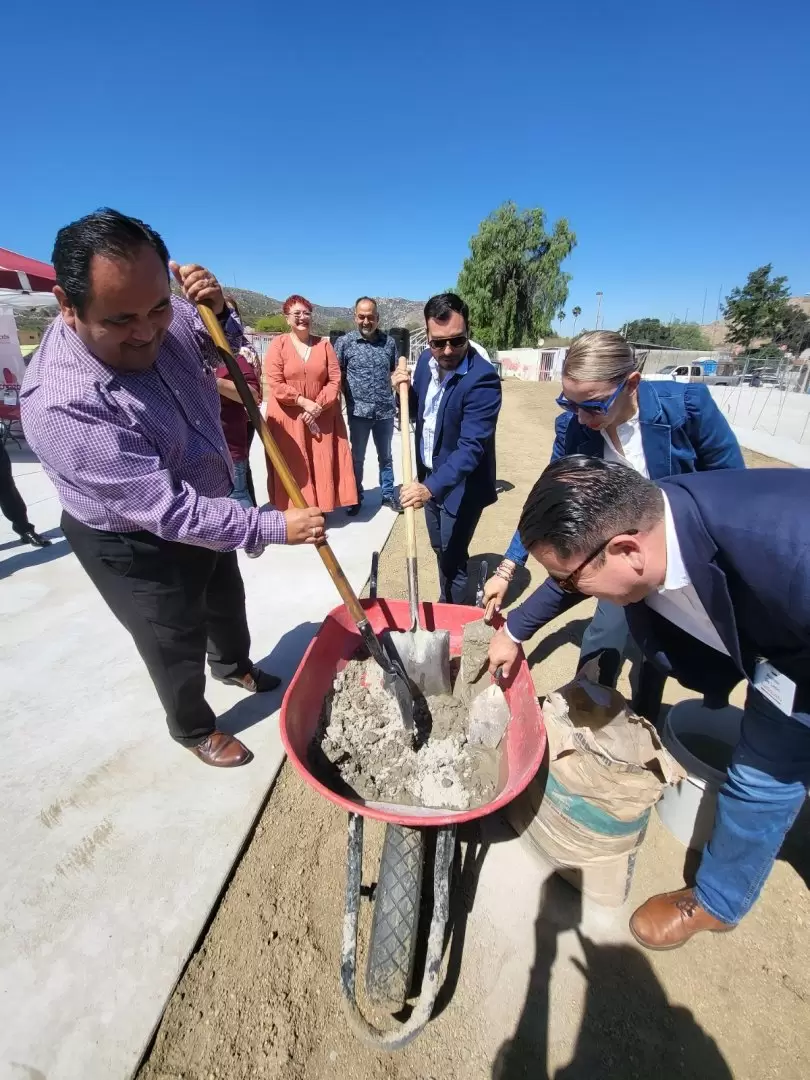 Construccin de escuela primaria "Distribuidores Nissan" en Tecate