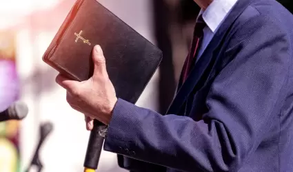 Pastor con una Biblia en la mano durante un serm�n. El predicador da un discurso