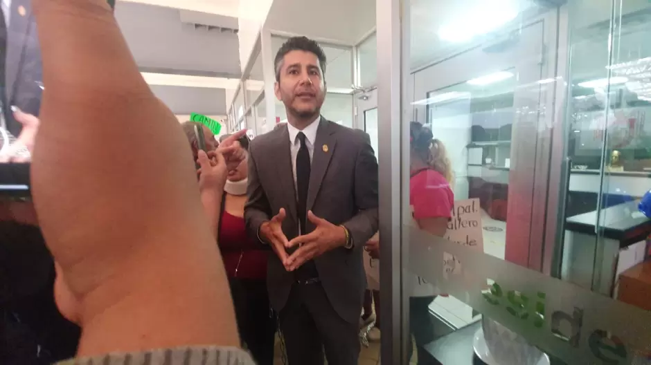 Ciudadanos le gritan que mejor se ponga a trabajar a diputado que se encaden� a la puerta de la oficina de la alcaldesa