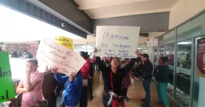 Ciudadanos le gritan que mejor se ponga a trabajar a diputado que se encaden� a 