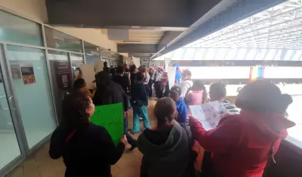 Ciudadanos le gritan que mejor se ponga a trabajar a diputado que se encaden� a 