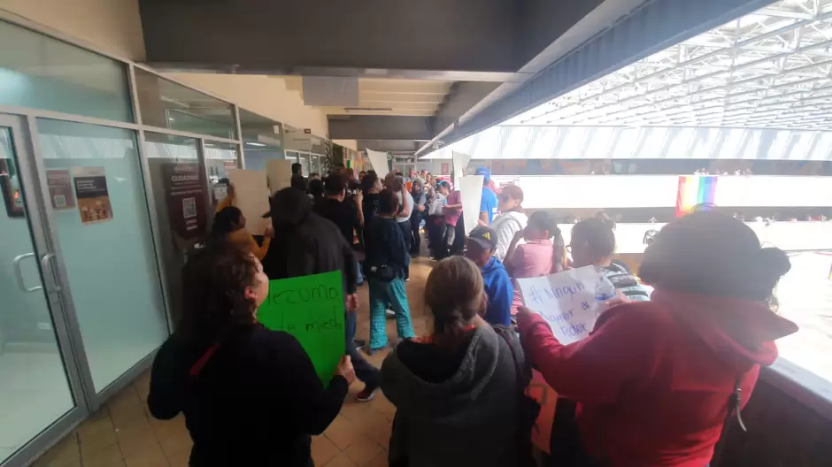 Ciudadanos le gritan que mejor se ponga a trabajar a diputado que se encaden� a la puerta de la oficina de la alcaldesa