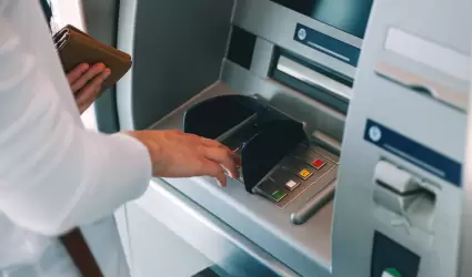 Mujer en cajero autom�tico. Retiro de dinero en cajero autom�tico