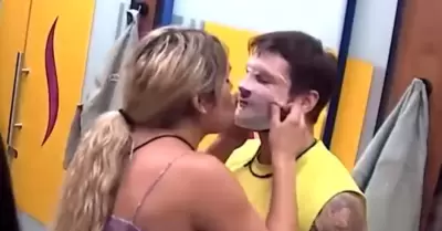 Wendy Guevara le plant un beso a Nicolla Porcela.