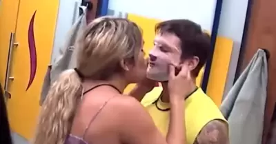 Wendy Guevara le plant� un beso a Nicolla Porcela.