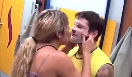 Wendy Guevara le plant� un beso a Nicolla Porcela.