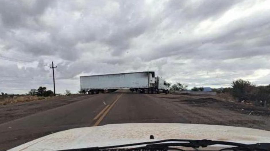 Gente armada realiza bloqueos carreteros en zonas de Sinaloa