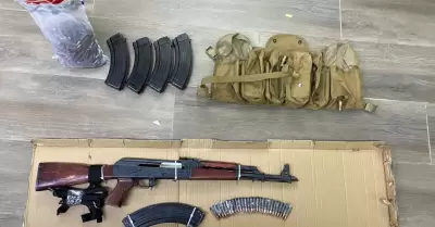 Arma, cargadores y cartuchos asegurados en Caborca