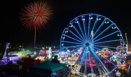 Espect�culo de juegos piurot�cnicos que ilumin� el cielo de la Feria del Condado