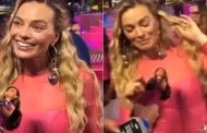 Reportera usa una Barbie como micrfono para entrevistar a Margot