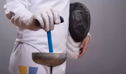 Traje de esgrima sosteniendo la m�scara