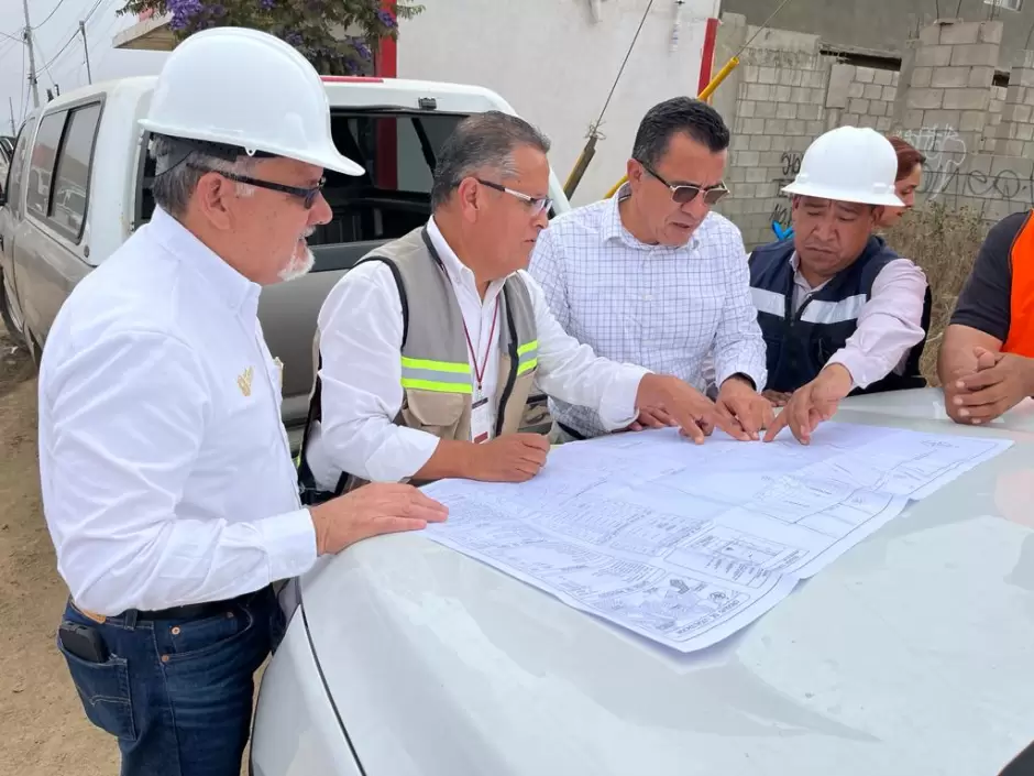Obra de introducci�n de agua potable en colonia Del Castillo