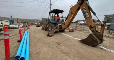 Obra de introducci�n de agua potable en colonia Del Castillo