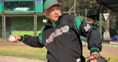 Lpez Obrador jugando beisbol