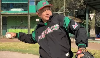 Lpez Obrador jugando beisbol