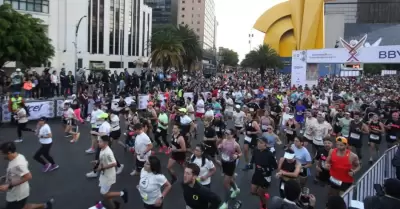 Medio maratón de la Ciudad de México en Paseo de la Reforma.