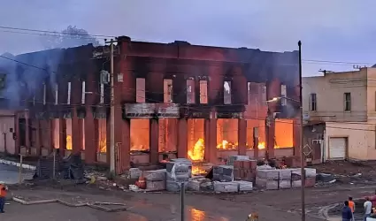 Edificio histrico consumido por el fuego, en Cananea