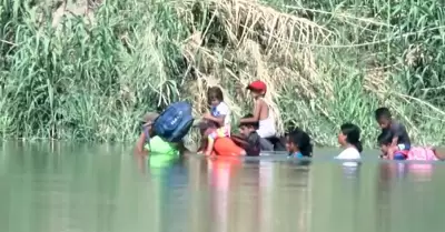 Migrantes cruzando el Ro Bravo