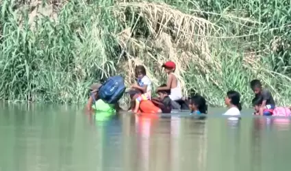 Migrantes cruzando el Ro Bravo