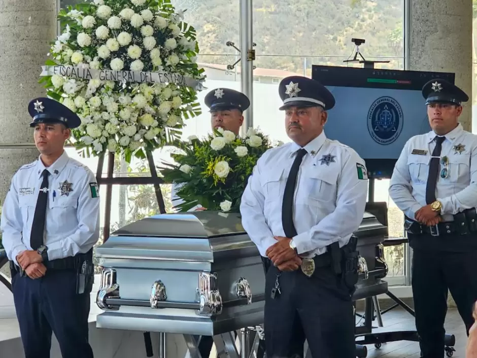Despiden con honores a agente estatal de investigaci�n de Ensenada