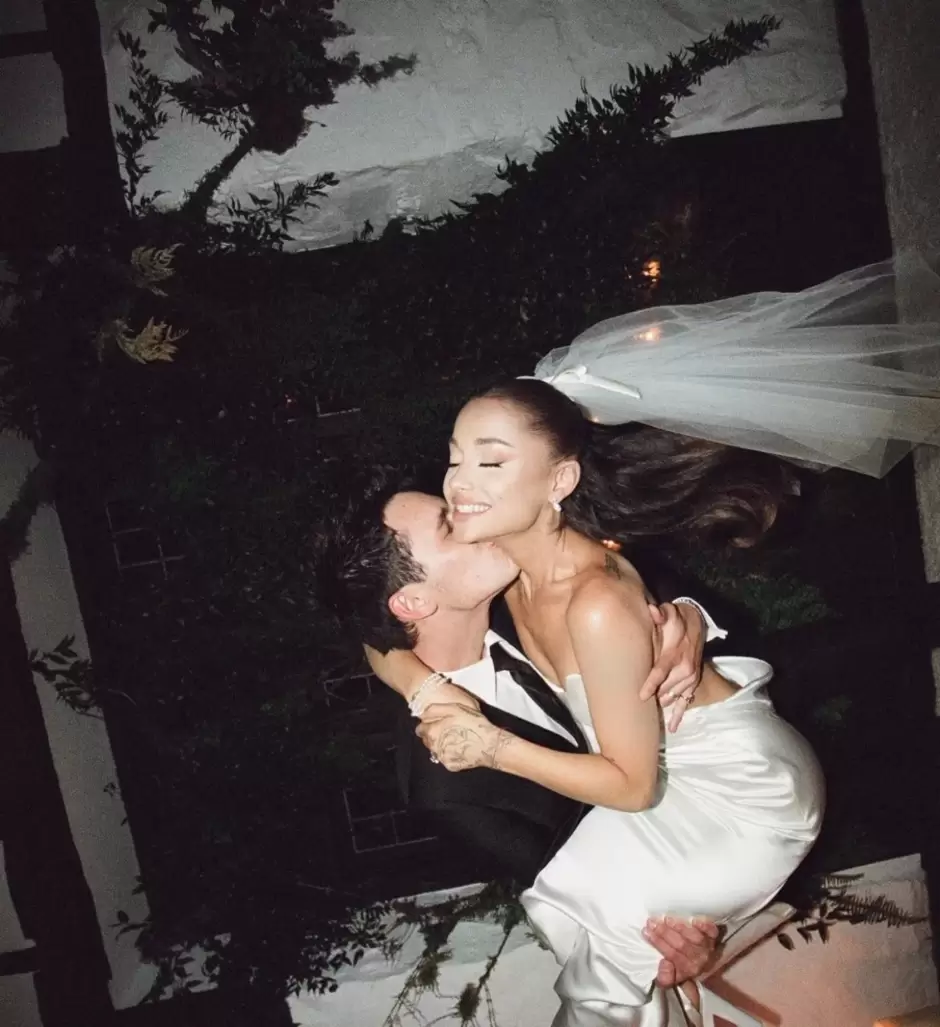 Ariana y Dalton en su boda en mayo de 2021.