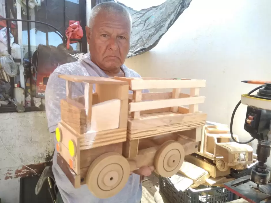 Enrique Monta�o fabrica carritos de madera