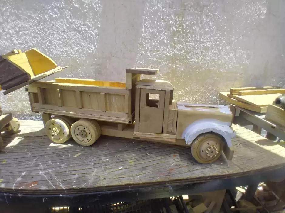 Carrito elaborado con madera