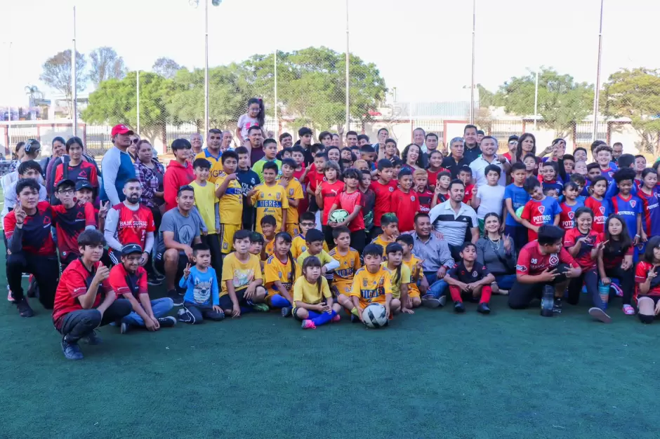 Cancha de f�tbol r�pido en Unidad Deportiva Andr�s Luna Rodr�guez