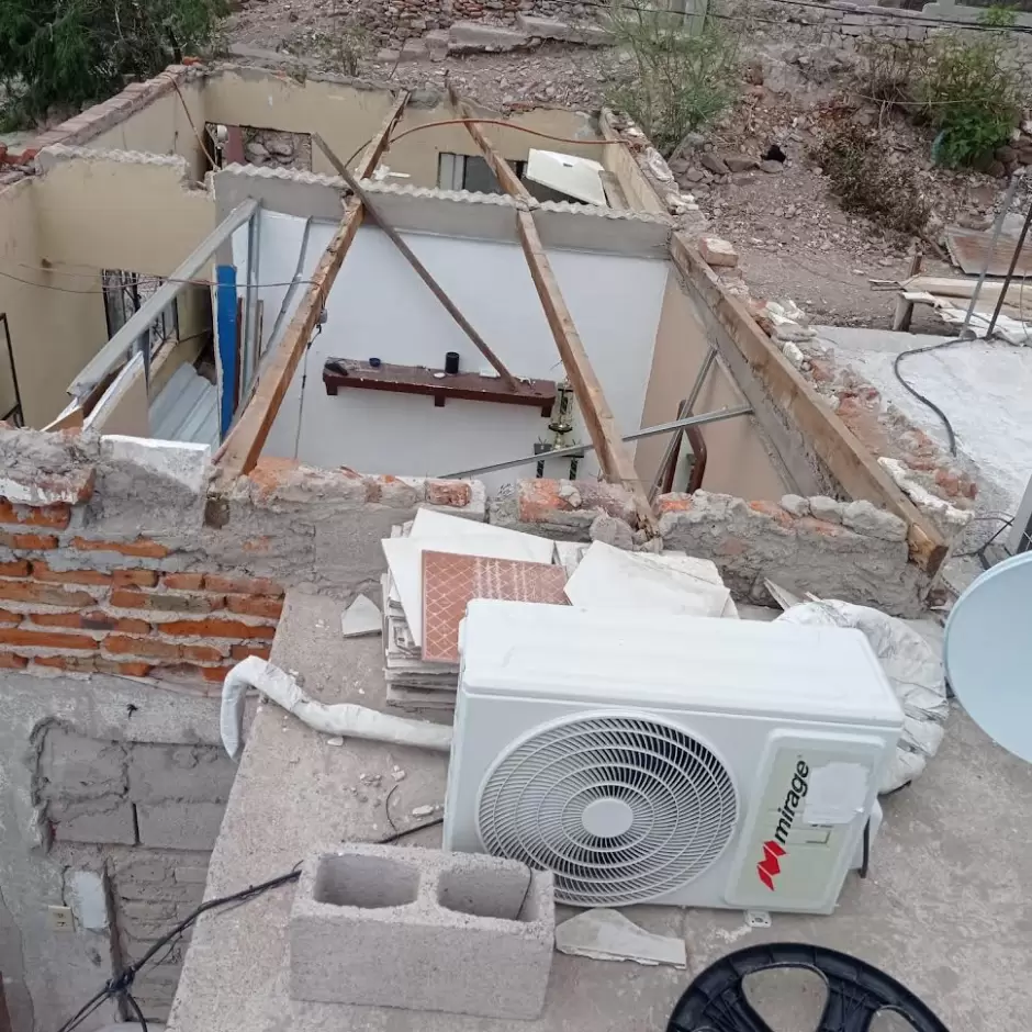 Tormenta arranca techo de una vivienda en Guaymas
