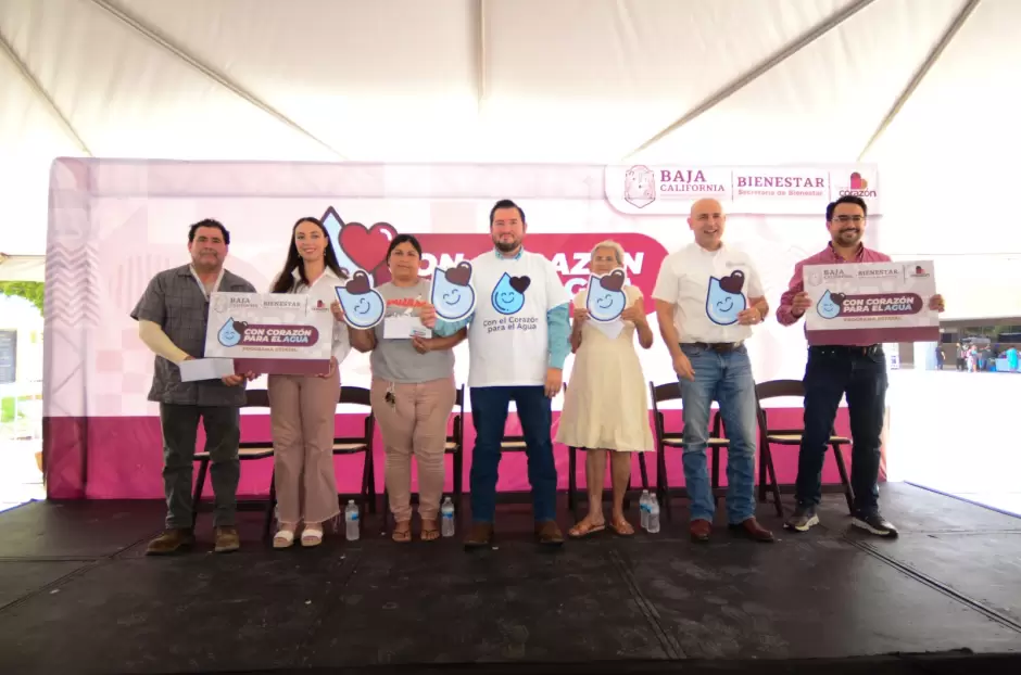 Entrega de tarjetas "Con el Coraz�n para el Agua"