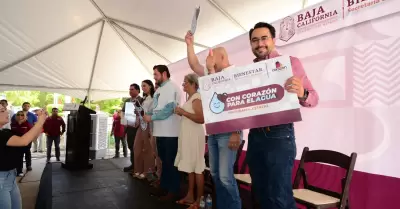 Entrega de tarjetas "Con el Coraz�n para el Agua"