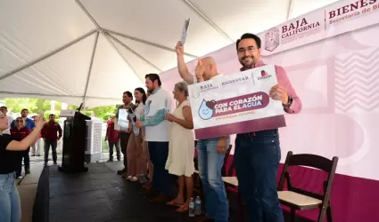 Entrega de tarjetas "Con el Coraz�n para el Agua"