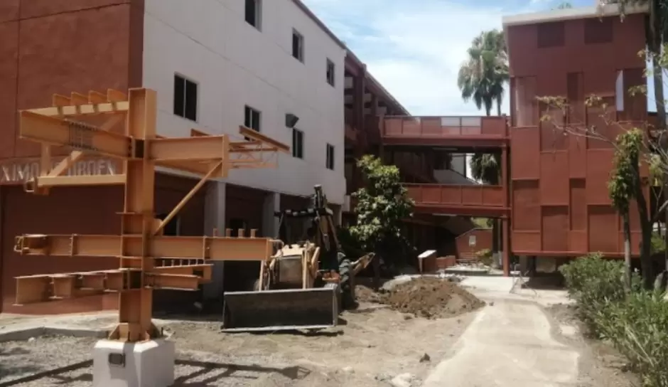 Demolici�n del edificio que albergaba las carreras de Ingenier�a Civil y Minas