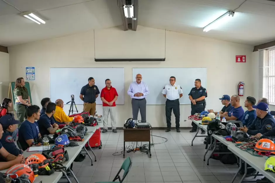 Inauguran capacitaci�n a Bomberos sobre rescate con cuerdas