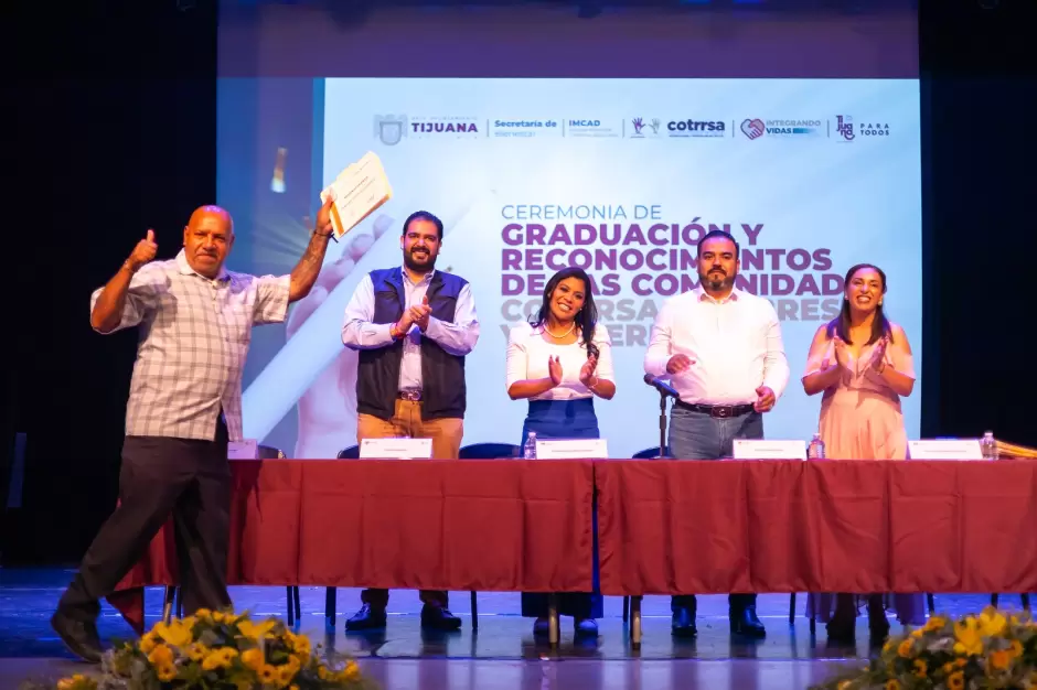 Monserrat Caballero reconoce a graduados de COTRRSA por liberarse de las adicciones