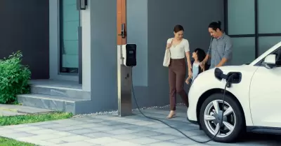 Veh�culo el�ctrico y estaci�n de carga en casa.