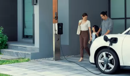 Veh�culo el�ctrico y estaci�n de carga en casa.