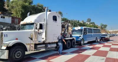 Remolca Ayuntamiento de Tijuana autob�s que invade carril de rampa de frenado