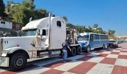 Remolca Ayuntamiento de Tijuana autob�s que invade carril de rampa de frenado