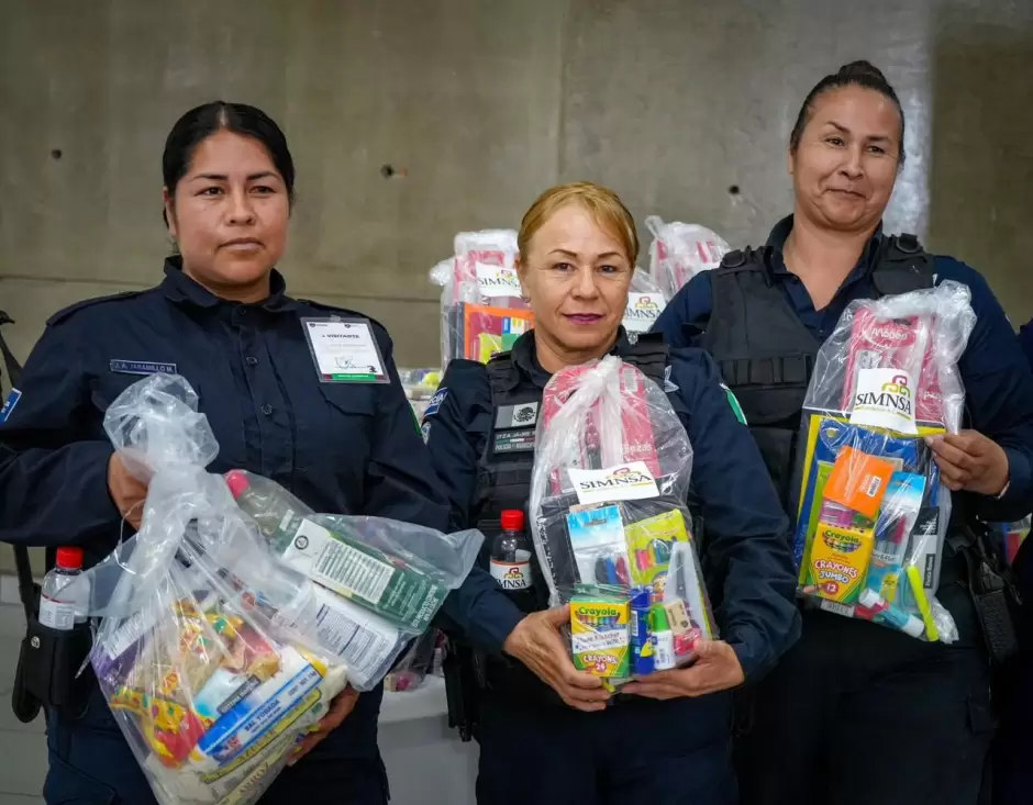 Entrega de despensas y donativos escolares para hijos de polic�as, bomberos y personal de la SSPCM