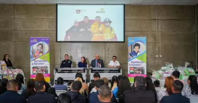 Entrega de despensas y donativos escolares para hijos de polic�as, bomberos y pe