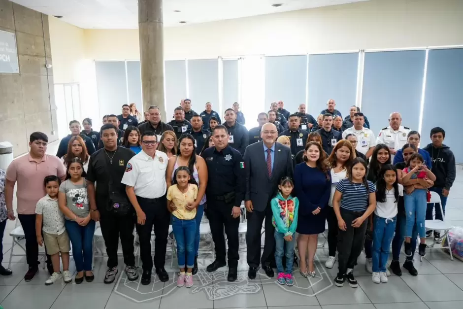 Entrega de despensas y donativos escolares para hijos de polic�as, bomberos y personal de la SSPCM