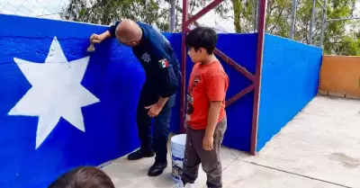 Polic�as municipales y ni�os plasman arte en mural preventivo