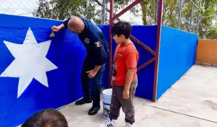 Polic�as municipales y ni�os plasman arte en mural preventivo